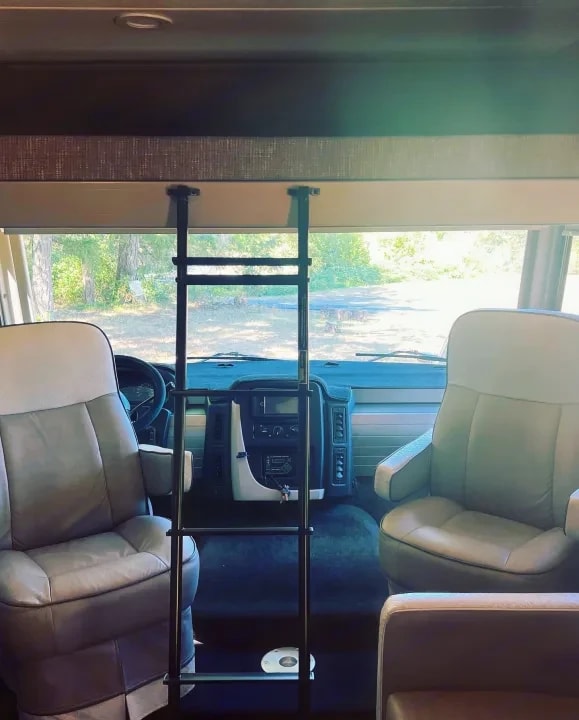 Front cockpit with captain's chairs and dashboard