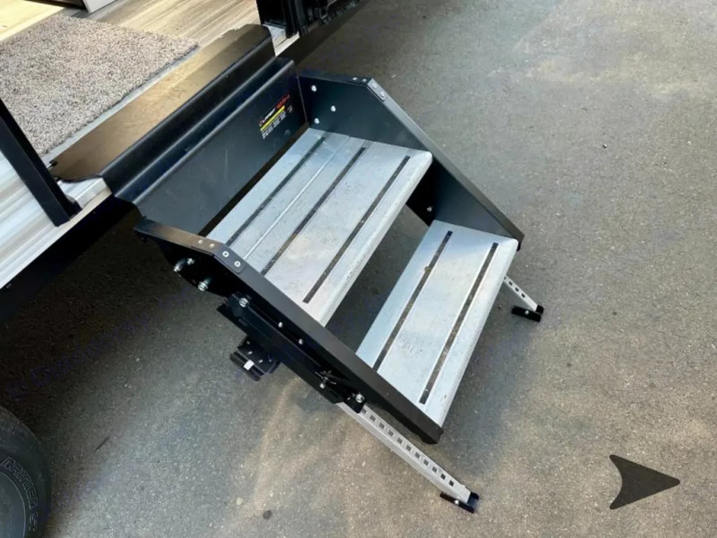 Fold-out entry steps at the trailer's side door