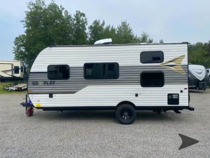 Exterior side profile of the trailer showing window layout and wheel well