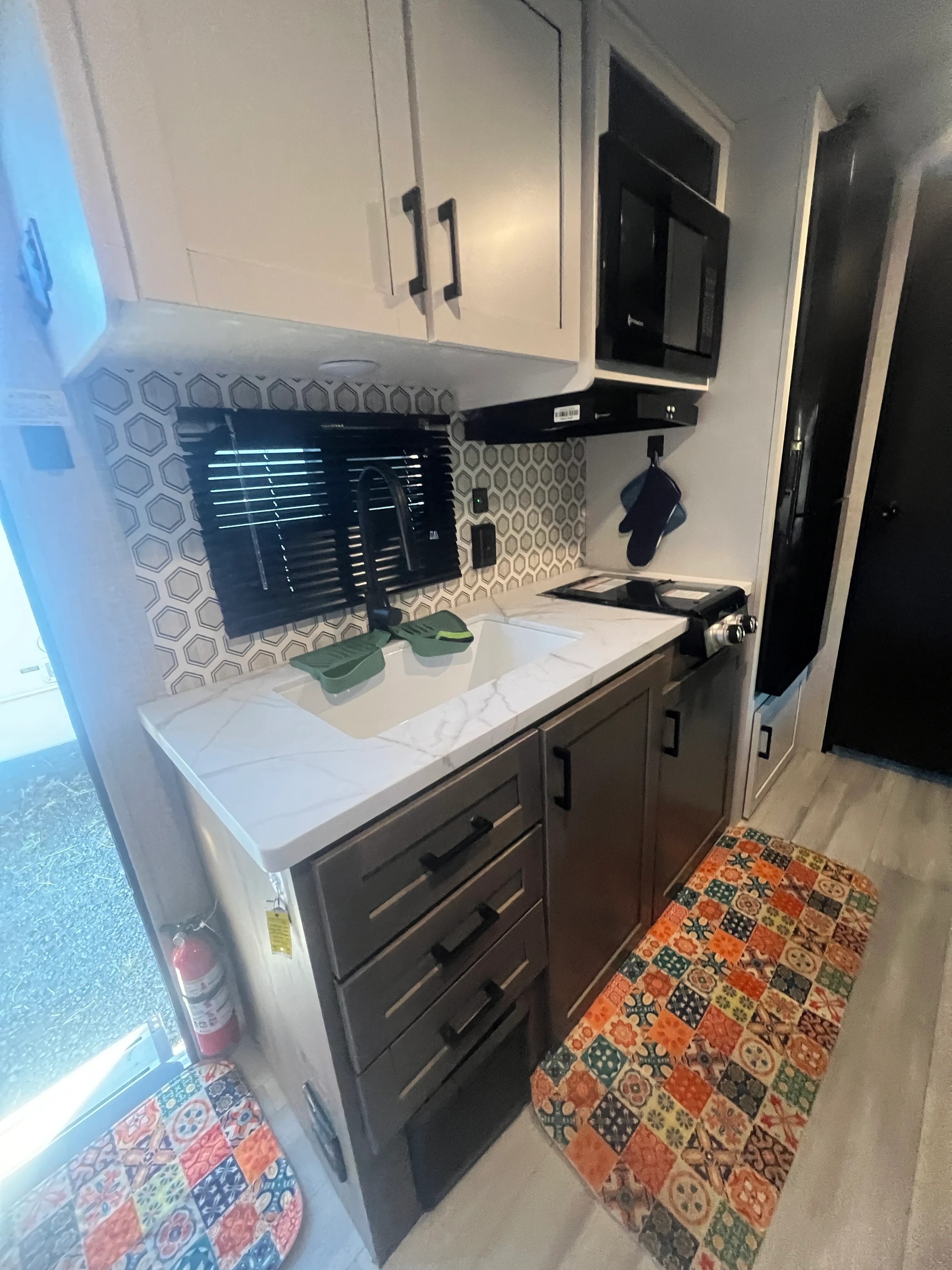 Kitchen counter with undermount sink, hex-tile splashback and drawer stack